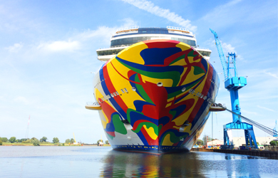 Der Schiffsrumpf der Norwegian Encore in der Meyer Werft in Papenburg