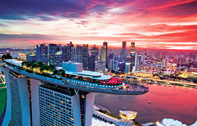 Futuristisch anmutende Architektur bitet traumhafte Ausblicke: Das Observation Deck des Marina Bay Sands zählt zu Singapurs Highlights
