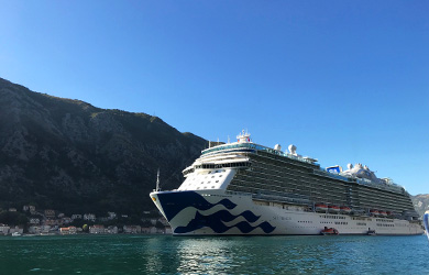 Die Sky Princess liegt vor Kotor