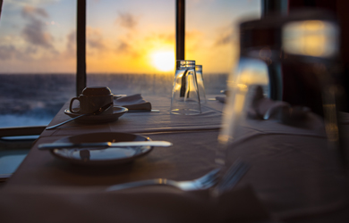 Restaurant Fensterplatz mit Blick auf das Meer mit Sonnenuntergang