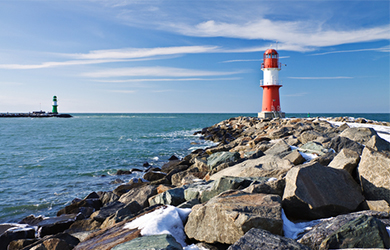 Die Hafeneinfahrt von Rostock-Warnemünde. Ob Ozeanriesen oder Traditionssegler - Warnemünde ist ein Hotspot für Schiffsanläufe aller Art