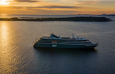 World Voyager von Nicko Cruises vor Sonnenuntergang