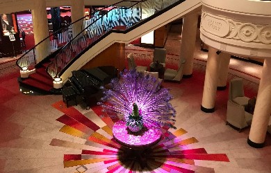 Grand-Lobby der Queen Mary 2