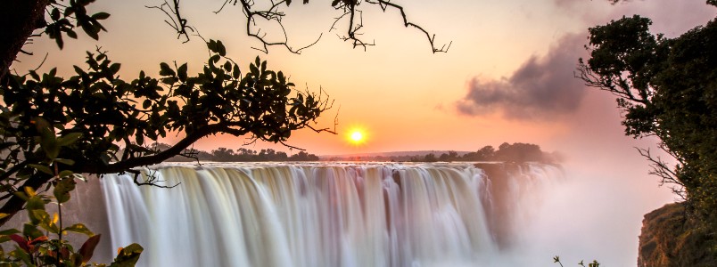 Die Wasserfälle Victoria Falls in der Dämmerung Foto: shutterstock