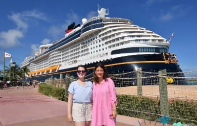 Reiseexpertinnen Sabrina und Lea vor der Disney Wish
