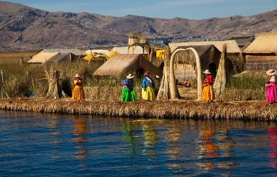 Peruanerinnen in Uros