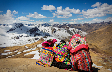 Peruanerinnen blicken auf die Anden