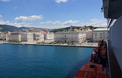 Mein Schiff 5 vor Triest