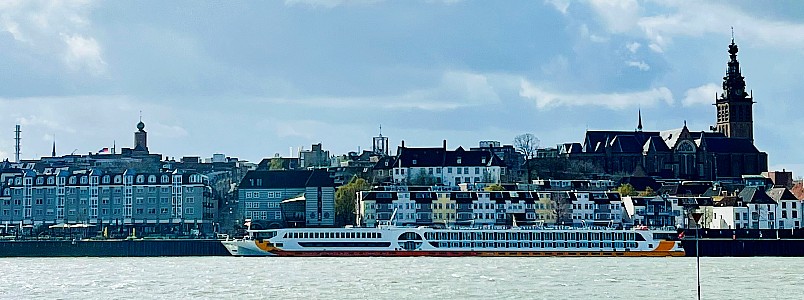 MS VistaRio auf dem Rhein