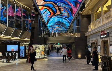 Promenade mit LED-Himmel auf der MSC Euribia