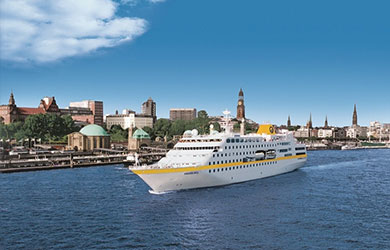 Die MS Hamburg von Plantours im Hamburger Hafen