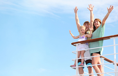 Auf dem Kreuzfahrtschiff hat die ganze Familie Spaß im Urlaub